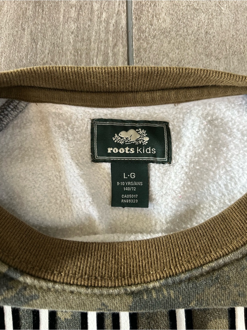Boys Roots Camo Crewneck - Size Large - Picture 3 of 5